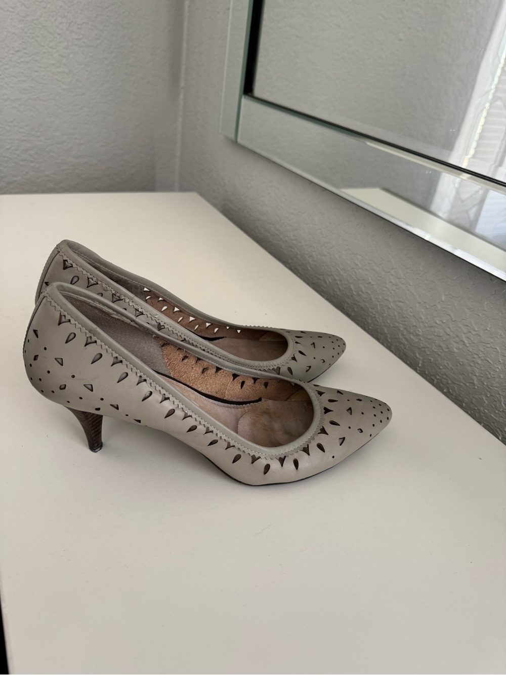 DKNY Gray Taupe Leather Cutout Kitten Heel Pumps Soft Flexible Comfortable